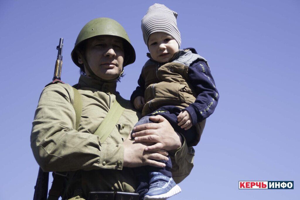 Дали детям автоматы: сеть разозлил "скрепный шабаш" оккупантов в Крыму