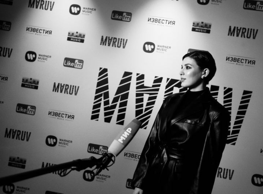 На колінах перед натовпом: MARUV показала, як розважала публіку в Росії