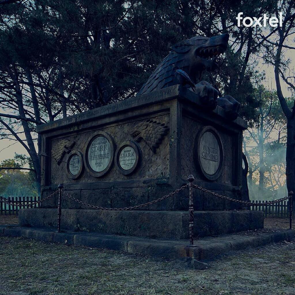 Могилы и семейные склепы: в Австралии появилось кладбище героев ''Игры престолов''