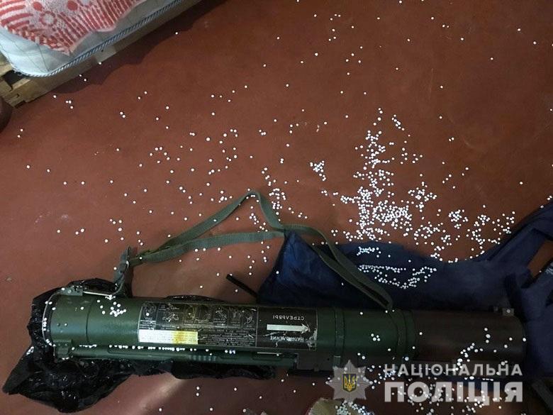 Гранати, гвинтівки і тисячі куль: у Києві знайшли арсенал зброї з ООС