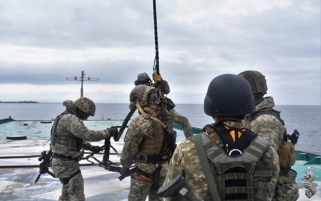 Українські спецназівці показали, як захоплюють кораблі: вражаючі фото