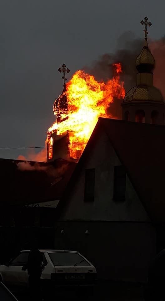 Купол впав: під Харковом згорів храм РПЦ. Фото і відео з місця НП