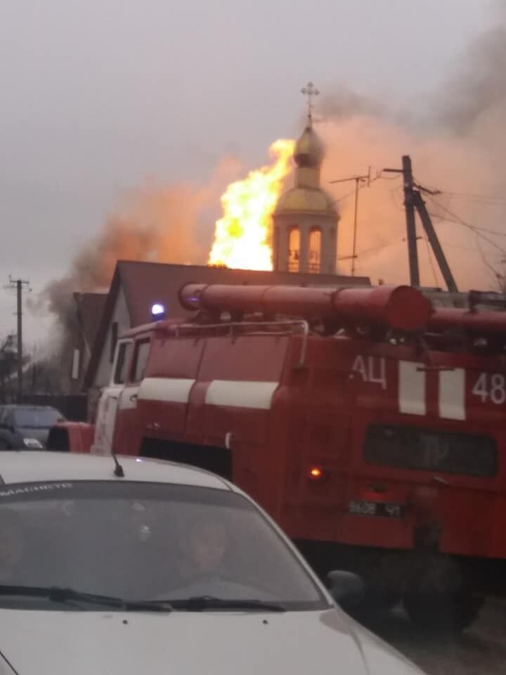 Купол впав: під Харковом згорів храм РПЦ. Фото і відео з місця НП