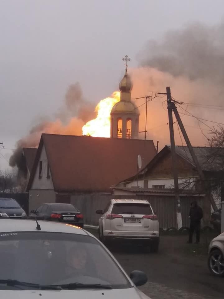 Купол впав: під Харковом згорів храм РПЦ. Фото і відео з місця НП