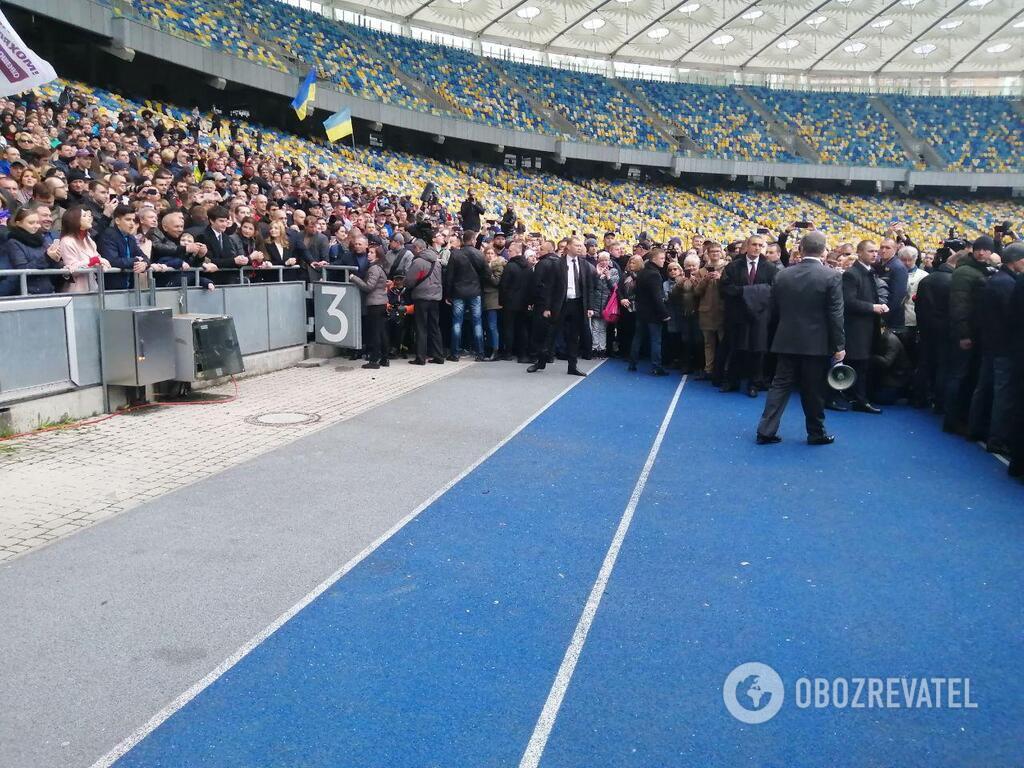 Порошенко зробив селфі та заспівав гімн на "Олімпійському": яскраві фото і відео