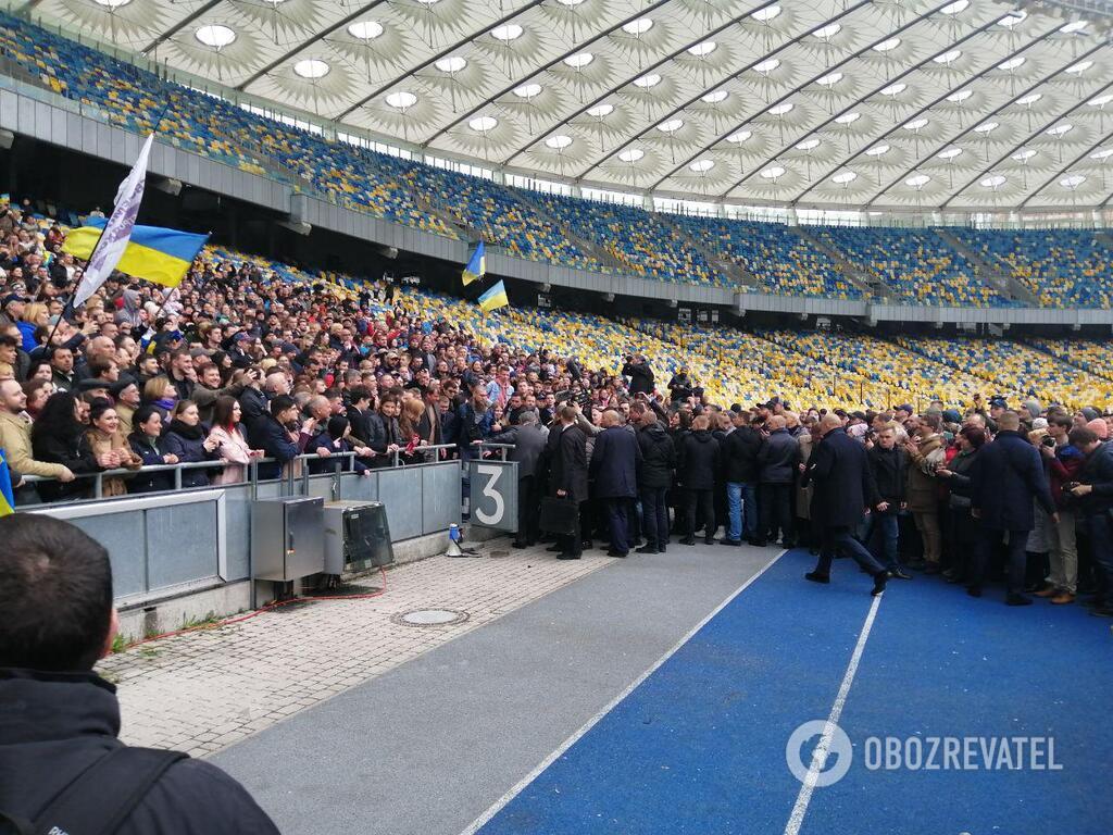 Порошенко сделал селфи и спел гимн на "Олимпийском": яркие фото и видео