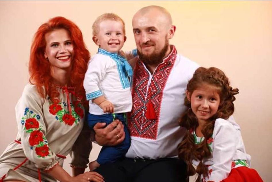 Виктория и Сергей с детьми, им 3 года и 9 лет