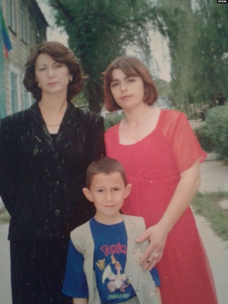 Саида Халикова (справа) с мамой Разият Исабековой и братом Ибрагимом. Новокаякент, 1990-е годы