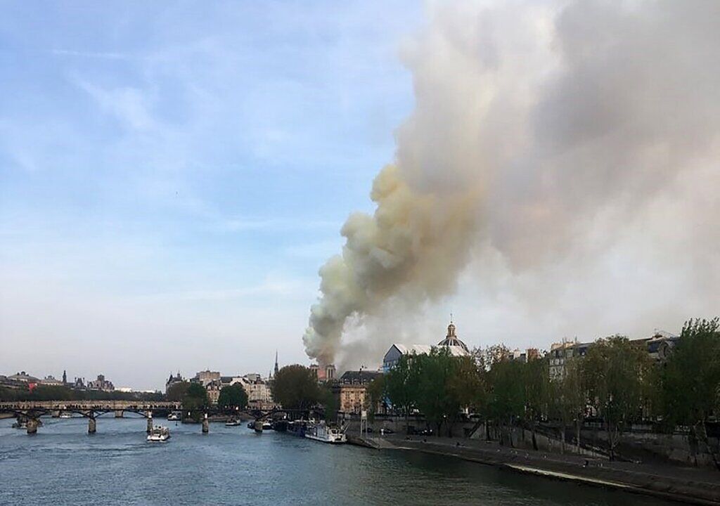 Во Франции сгорел собор Парижской Богоматери: фото и видео последствий