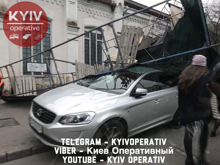 Привалило автомобіль і будівельників: у Києві трапилася НП