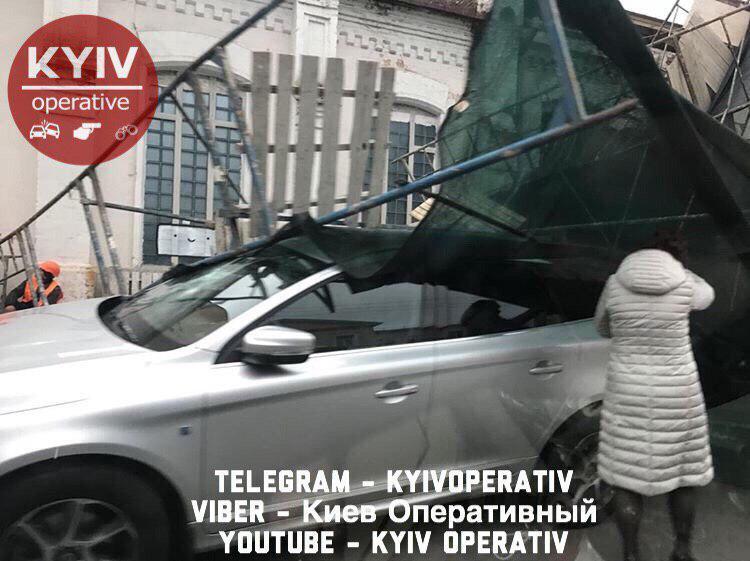 Привалило автомобіль і будівельників: у Києві трапилася НП