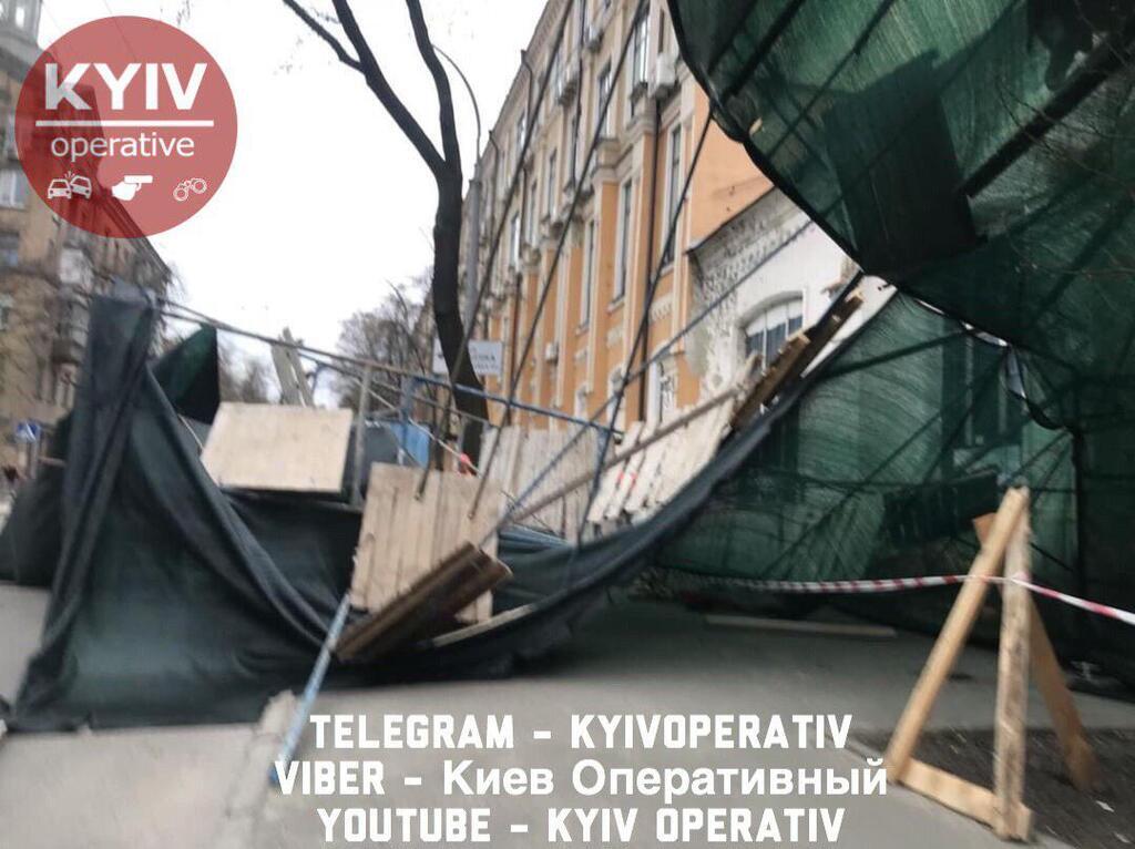 Привалило автомобиль и строителей: в Киеве произошло ЧП