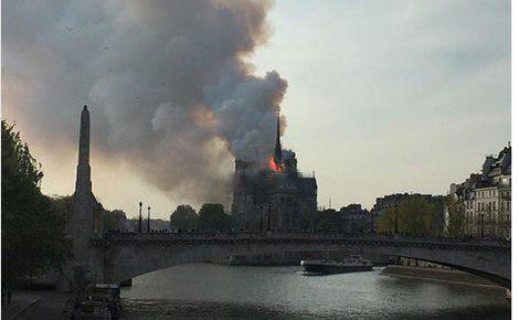 У Франції загорівся Собор Паризької Богоматері: фото і відео з місця НП