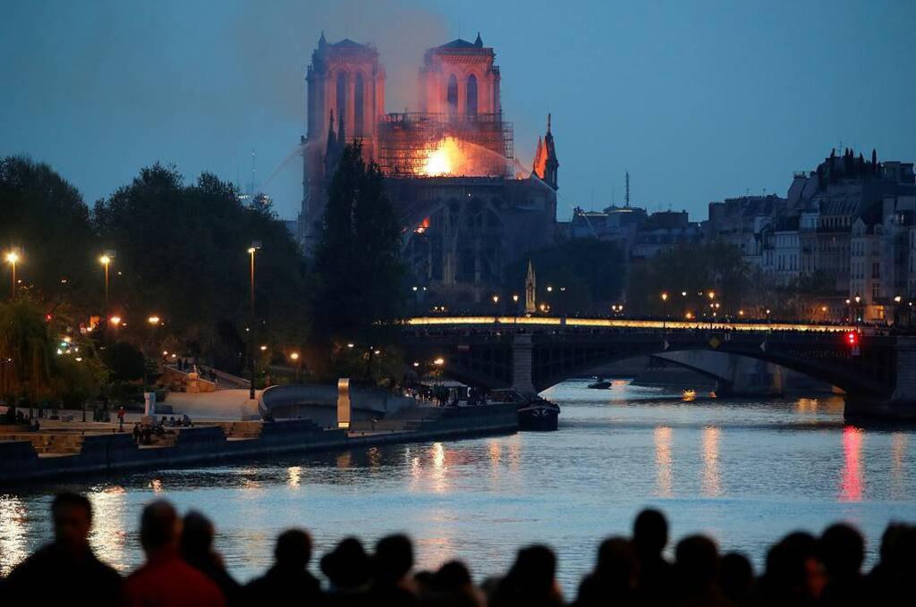 Во Франции сгорел собор Парижской Богоматери: фото и видео последствий