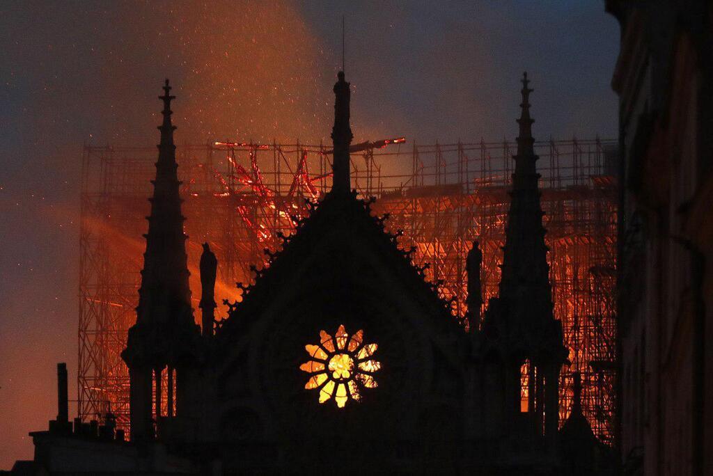 У Франції згорів собор Паризької Богоматері: фото і відео наслідків