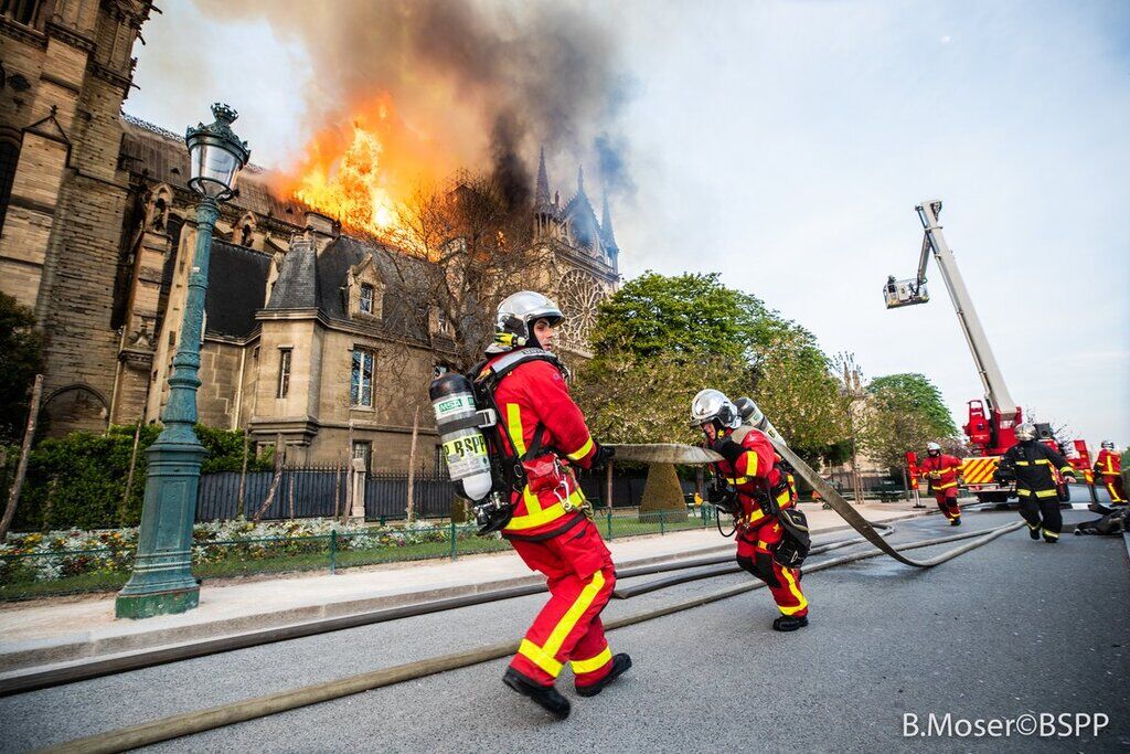 Пожежа в Нотр-Дам де Парі