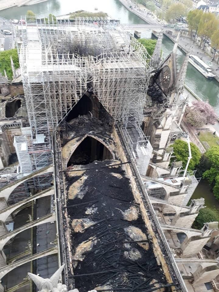 Последствия пожара в соборе Парижской Богоматери сверху