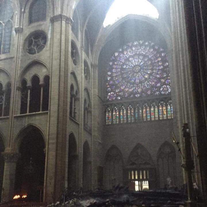 Уцелевшие, но поврежденные витражи собора Парижской Богоматери