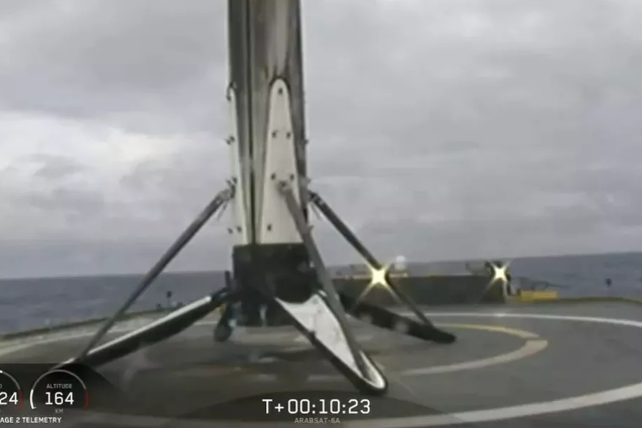 Приземление ракеты Falcon Heavy на платформу в океане