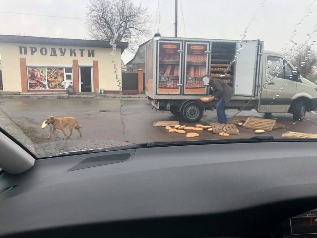 Под Киевом из грузовика выпал хлеб