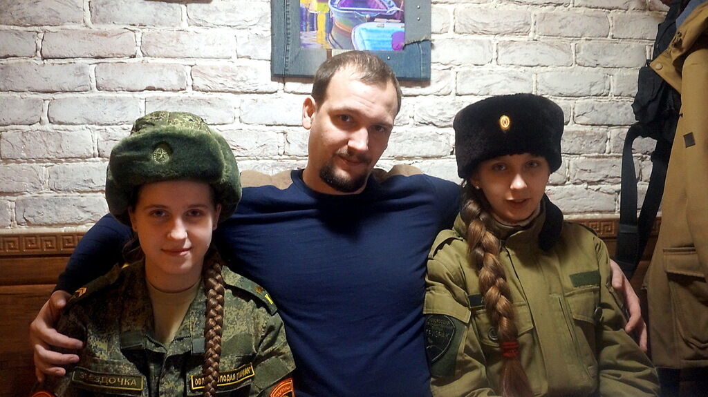 Учат убивать украинцев. Как в "ДНР" из детей куют террористов