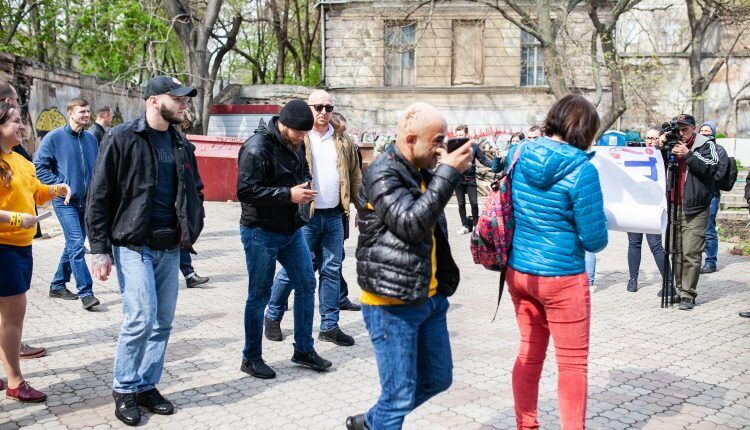 Відомого нардепа облили фекаліями в Одесі: фото, відео