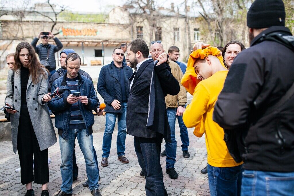 Відомого нардепа облили фекаліями в Одесі: фото, відео