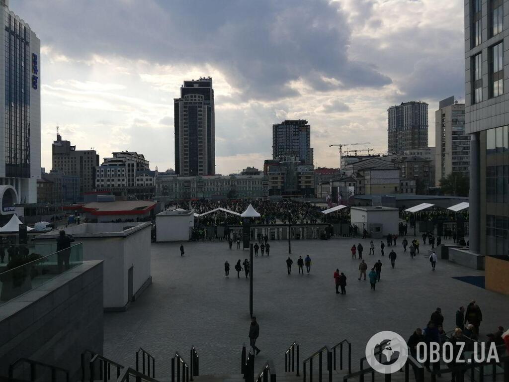 Під "Олімпійським" помітили групу підозрілих людей: фото з місця подій