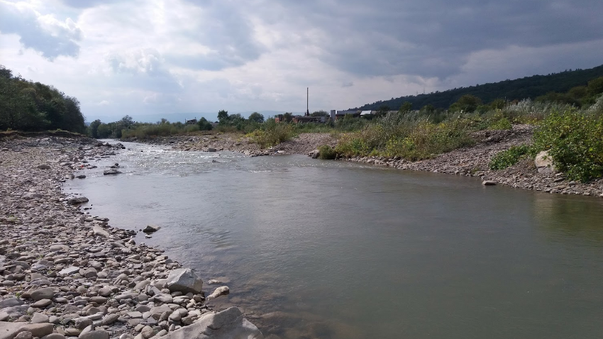 Річка в селищі Великий Бичків