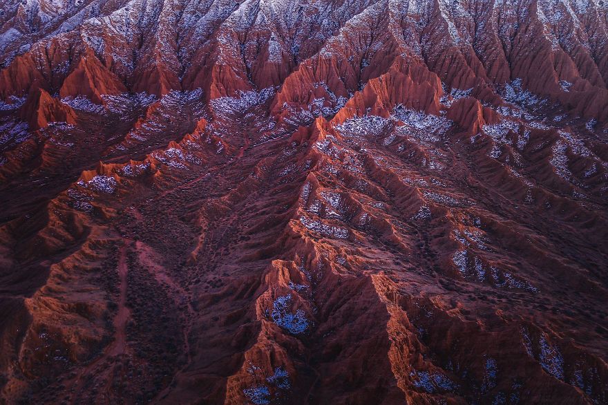 Мандрівник показав невідомий мальовничий каньйон у Киргизстані: яскраві фото