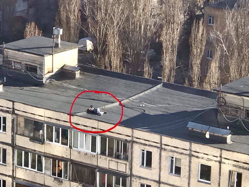 У Києві дітей застали за небезпечною розвагою на даху багатоповерхівки