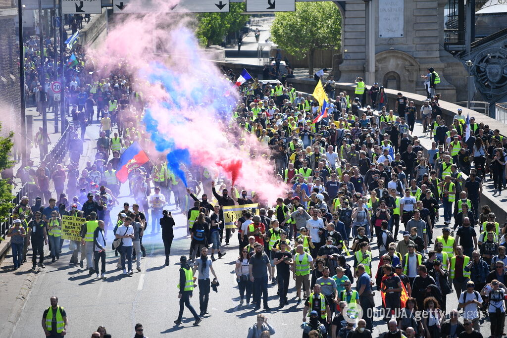 Десятки задержанных: "желтые жилеты" устроили во Франции массовые беспорядки. Онлайн-трансляция