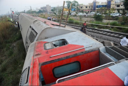 В Індії сталася масштабна НП з потягом: 15 постраждалих. Фото і відео з місця подій