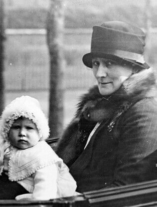 Єлизавета II з мамою