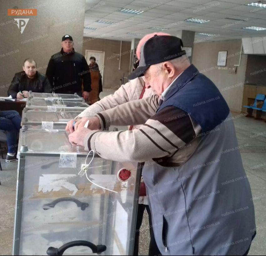 Батьки Зеленського проголосували на виборах