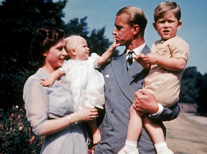 Єлизавета II з чоловіком та дітьми