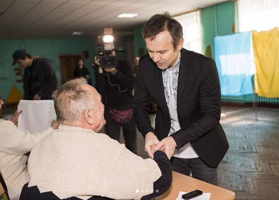 Вакарчук проголосував на виборах і попередив українців про "ворогів"