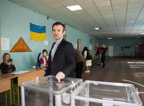 Вакарчук проголосовал на выборах и предупредил о "врагах"