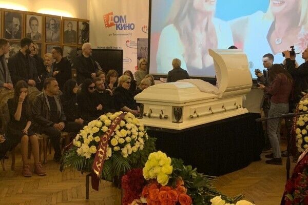 У Москві попрощалися з померлою зіркою "Кадетства": фото