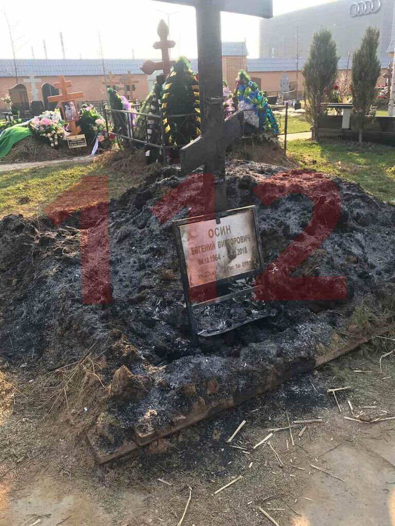 У Росії спалили могилу відомого музиканта: відео з місця