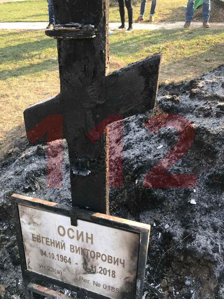 В России сожгли могилу известнейшего музыканта: видео с места