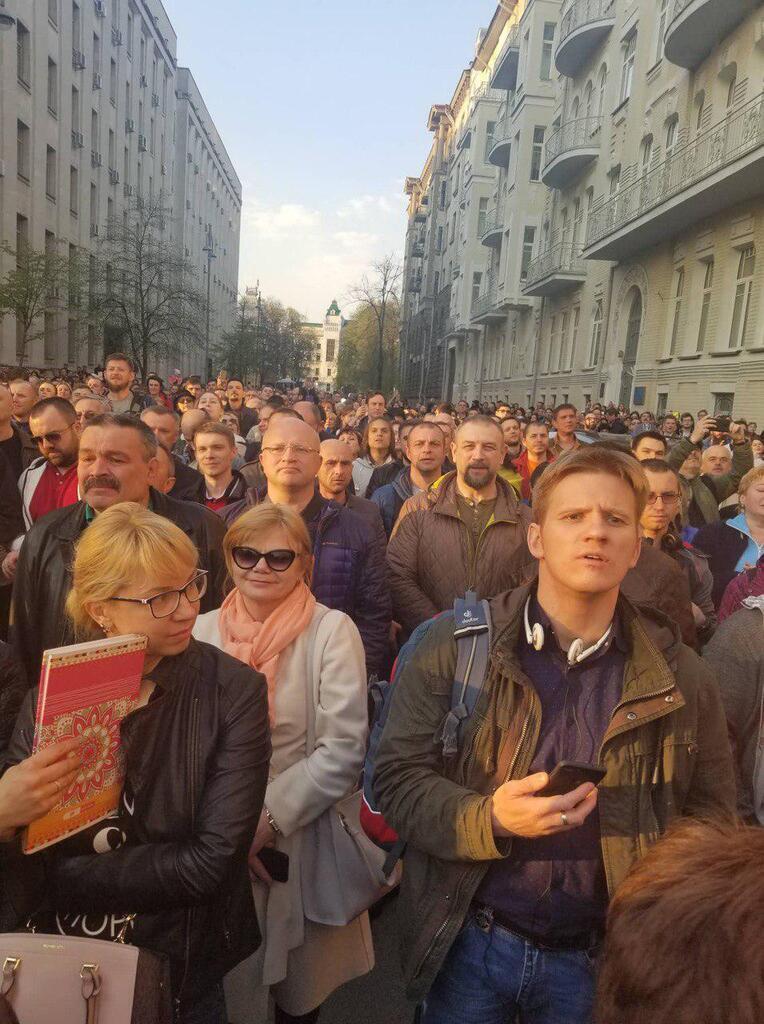 "Дякуємо!" Украинцы под АП устроили масштабный митинг-благодарность Порошенко