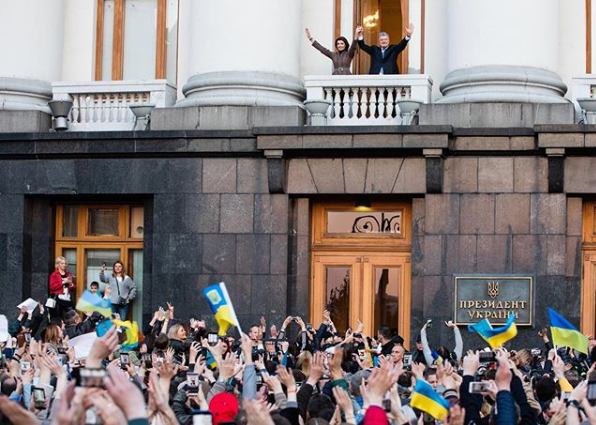 "Дякуємо!" Украинцы под АП устроили масштабный митинг-благодарность Порошенко