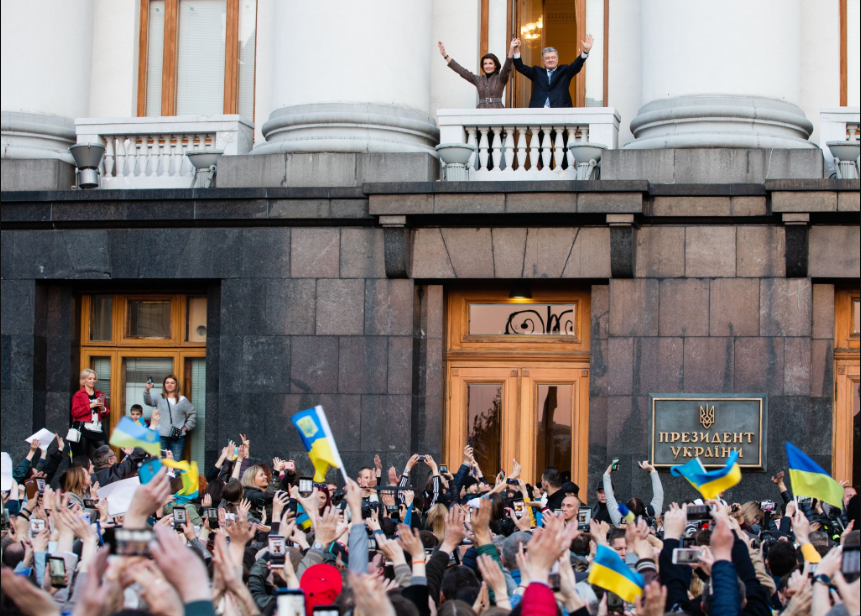 Акция "Дякую, Петро!" возле Администрации Президента на улице Банковой