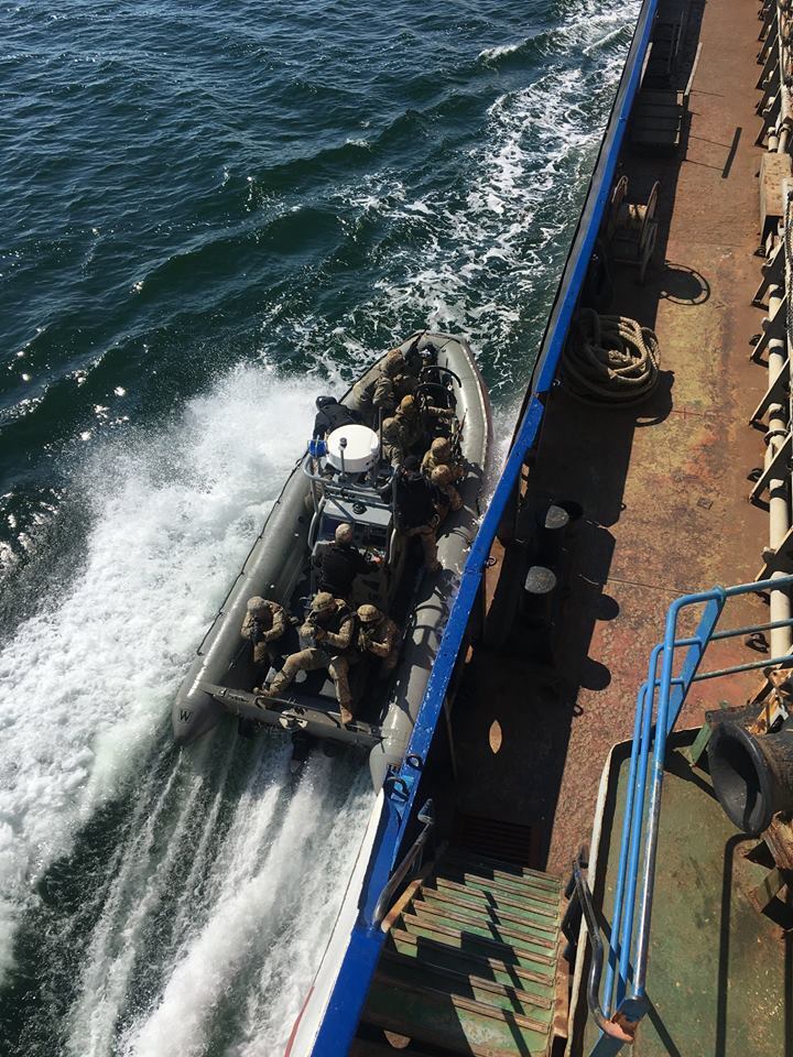 Украинские военные взяли на абордаж и захватили морское судно: мощный фоторепортаж