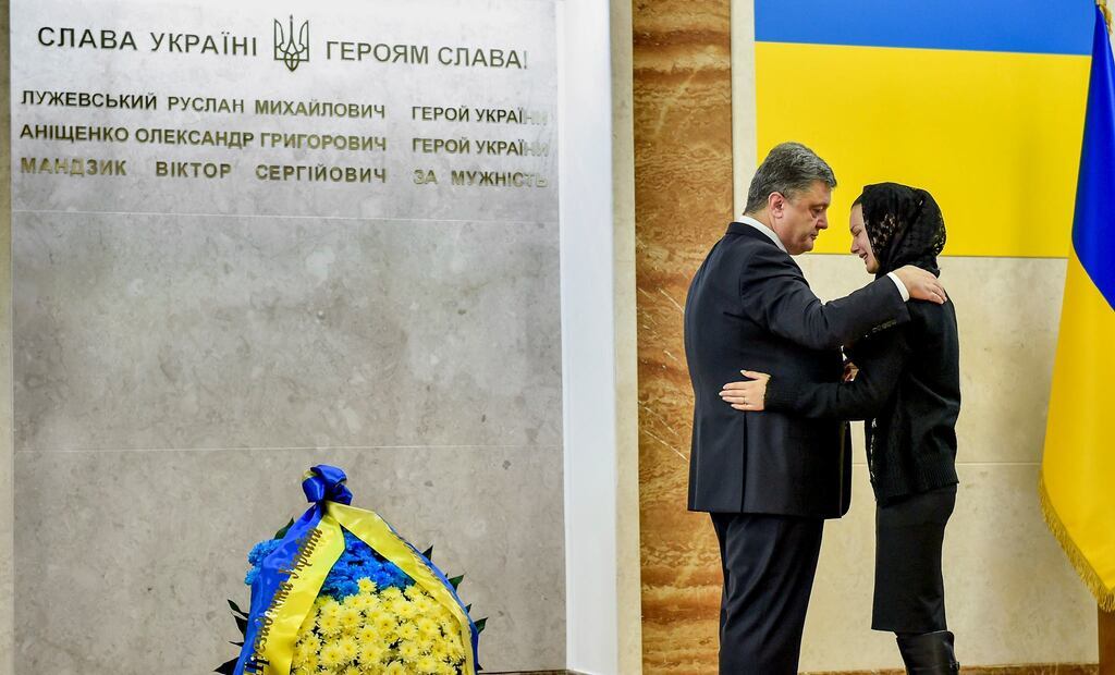 П'ять років президентства Порошенка в фото: опубліковані показові кадри