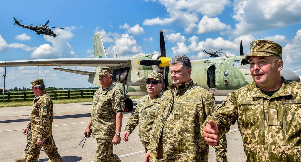 П'ять років президентства Порошенка в фото: опубліковані показові кадри