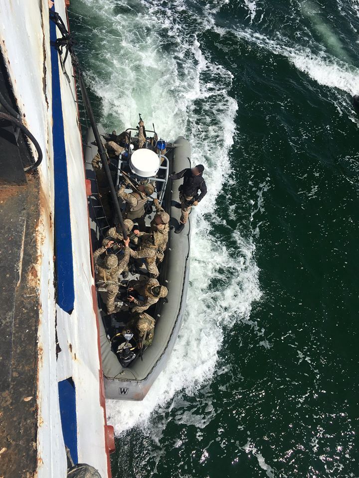 Українські військові взяли на абордаж і захопили морське судно: потужний фоторепортаж