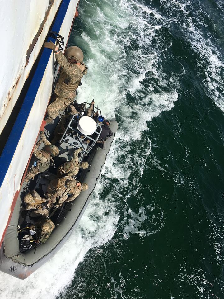Украинские военные взяли на абордаж и захватили морское судно: мощный фоторепортаж