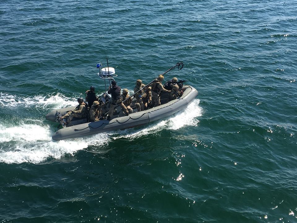 Украинские военные взяли на абордаж и захватили морское судно: мощный фоторепортаж